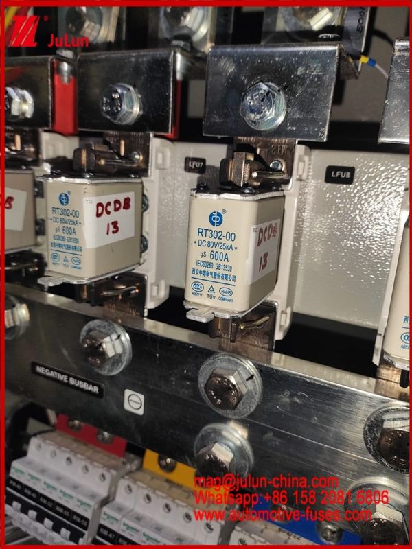 600A DC80V Blade Fuse Caremic RT302-00 25KA GG Voor EV / HEV-voertuigen Uitstekende gelijkstroomprestaties