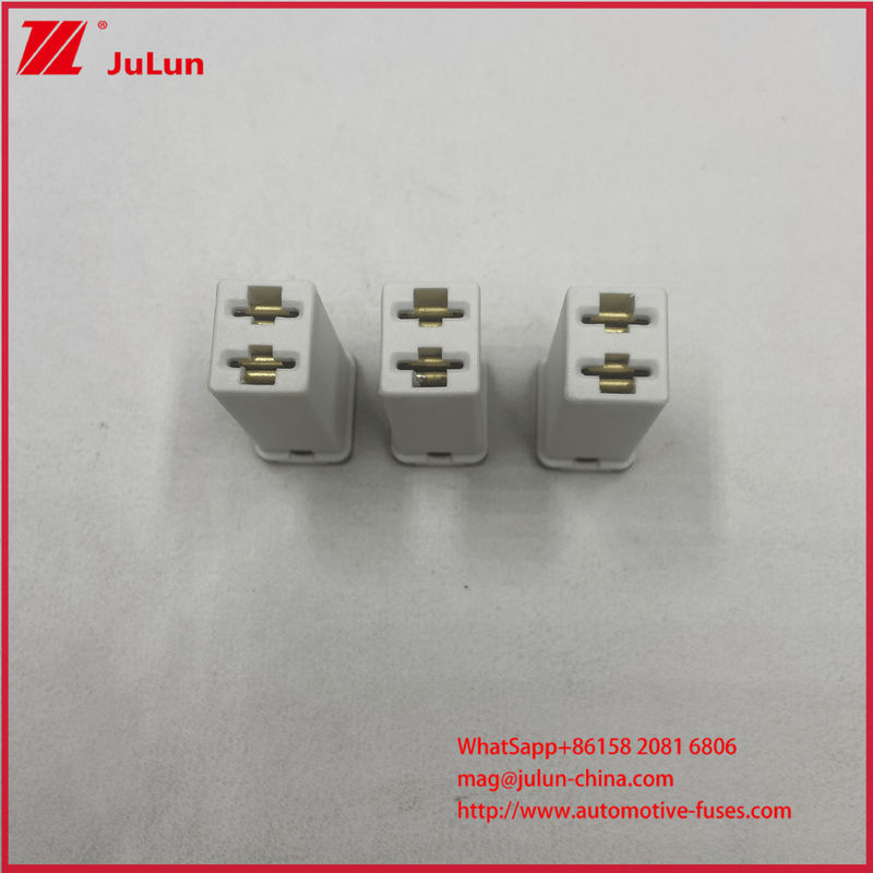 Voertuig 32VDC-circuitsluiters Mini-auto-spuiters 25A 32V-terminals Vrouwelijke vierkant-plug-in-spuitverbinding voor auto-voertuig 0495025.ZXA